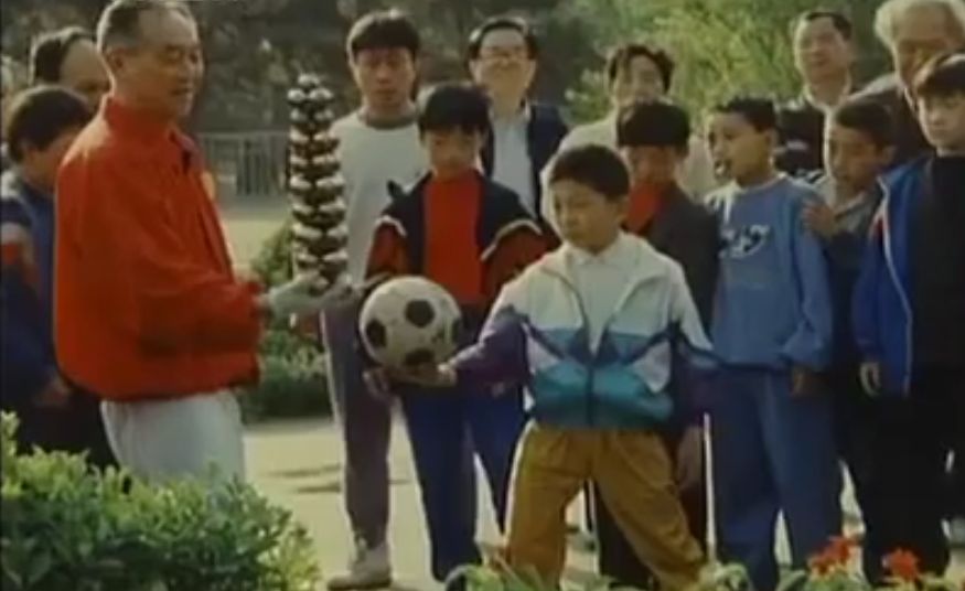 Li Zhanchun performing baoding balls at the park in front of spectators