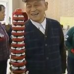 Li Zhanchun holding a baoding iron ball tower of 45 balls.