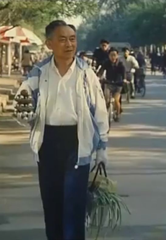 Li Zhanchun spinning baoding balls while shopping